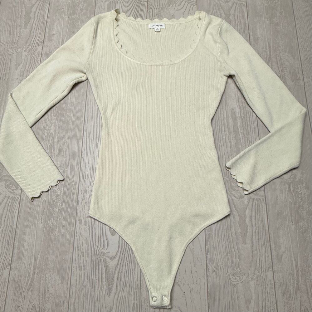 Blu Pepper Women’s Medium Ivory Ribbed Knit Long Sleeve Bodysuit Scallop Trim